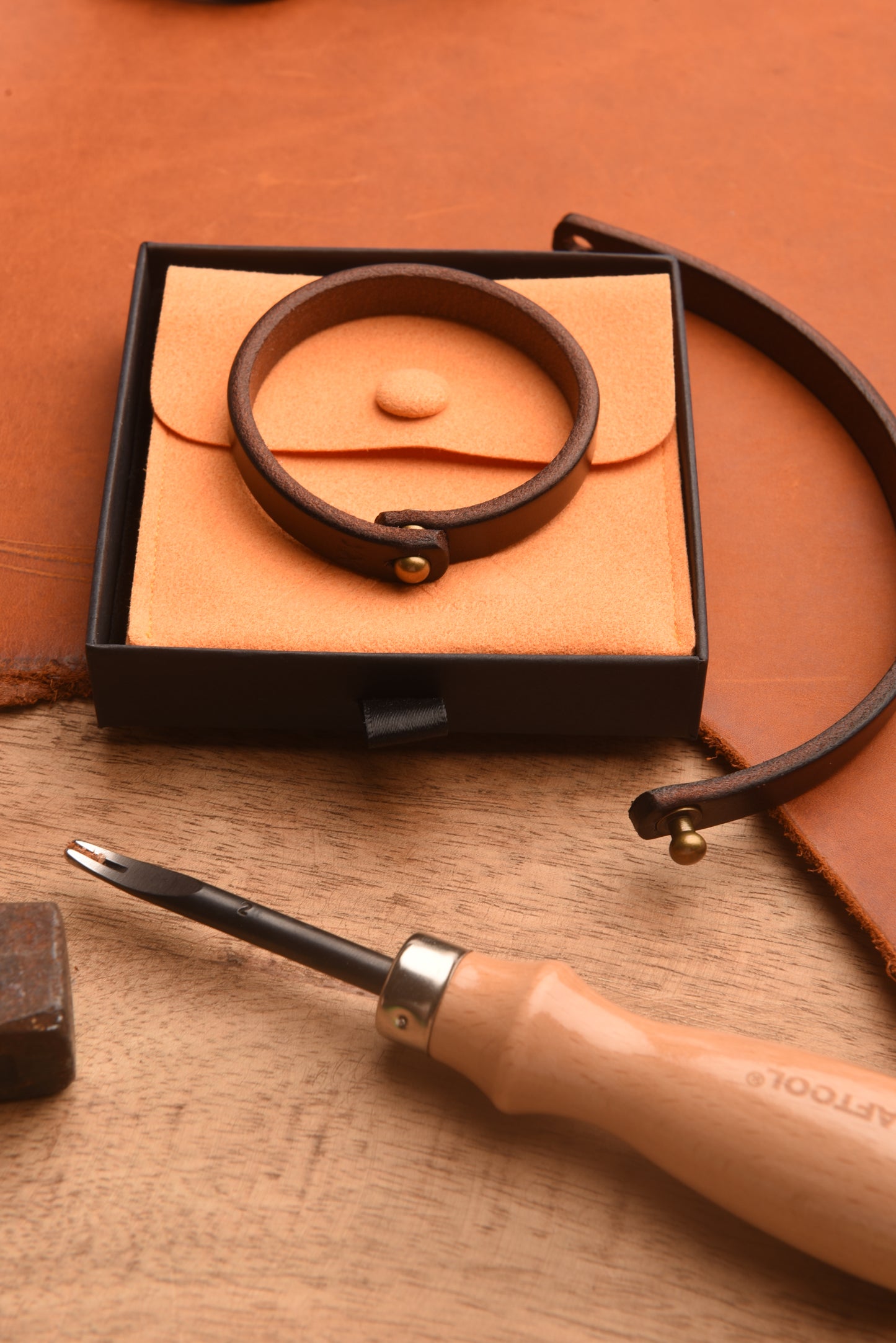 XX Brazalete Piel pulida negro con broche de bronce