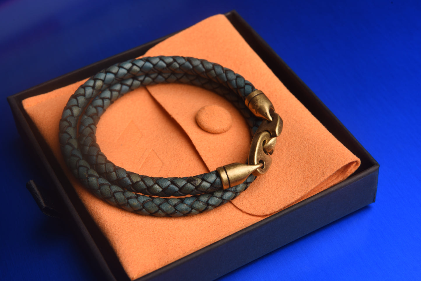 XX Brazalete Azul en Piel con Duotonos -limited-