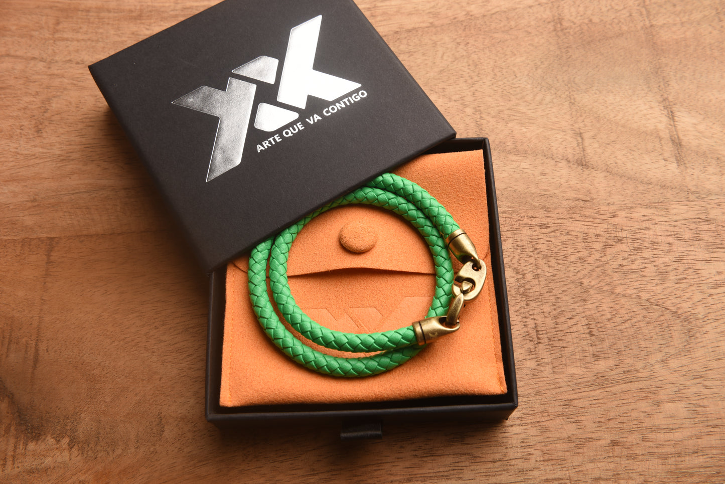 XX Brazalete color Verde Menta en Piel con broche rústico