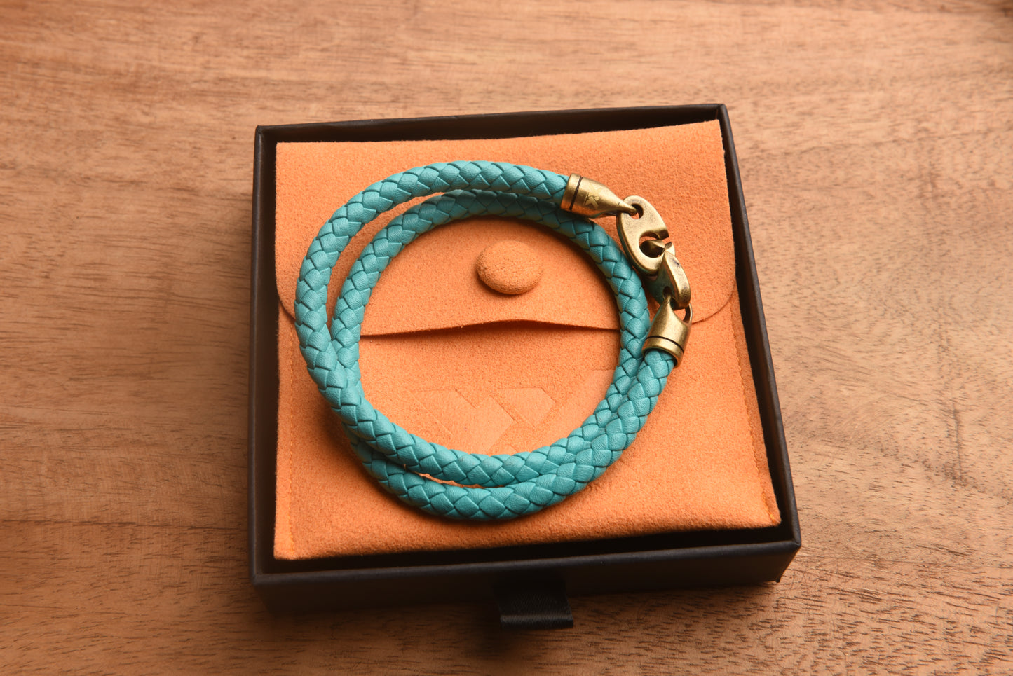 XX Brazalete color Azul Cielo en Piel con broche rústico