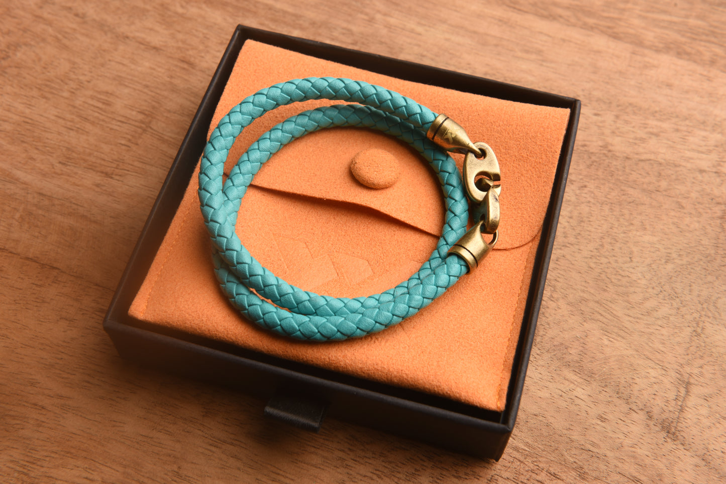 XX Brazalete color Azul Cielo en Piel con broche rústico