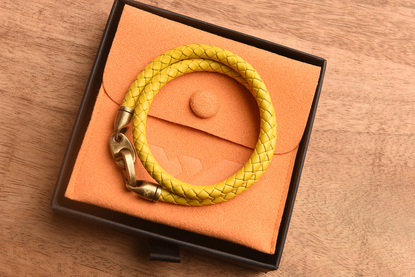 XX Brazalete color amarillo en piel con broche rústico