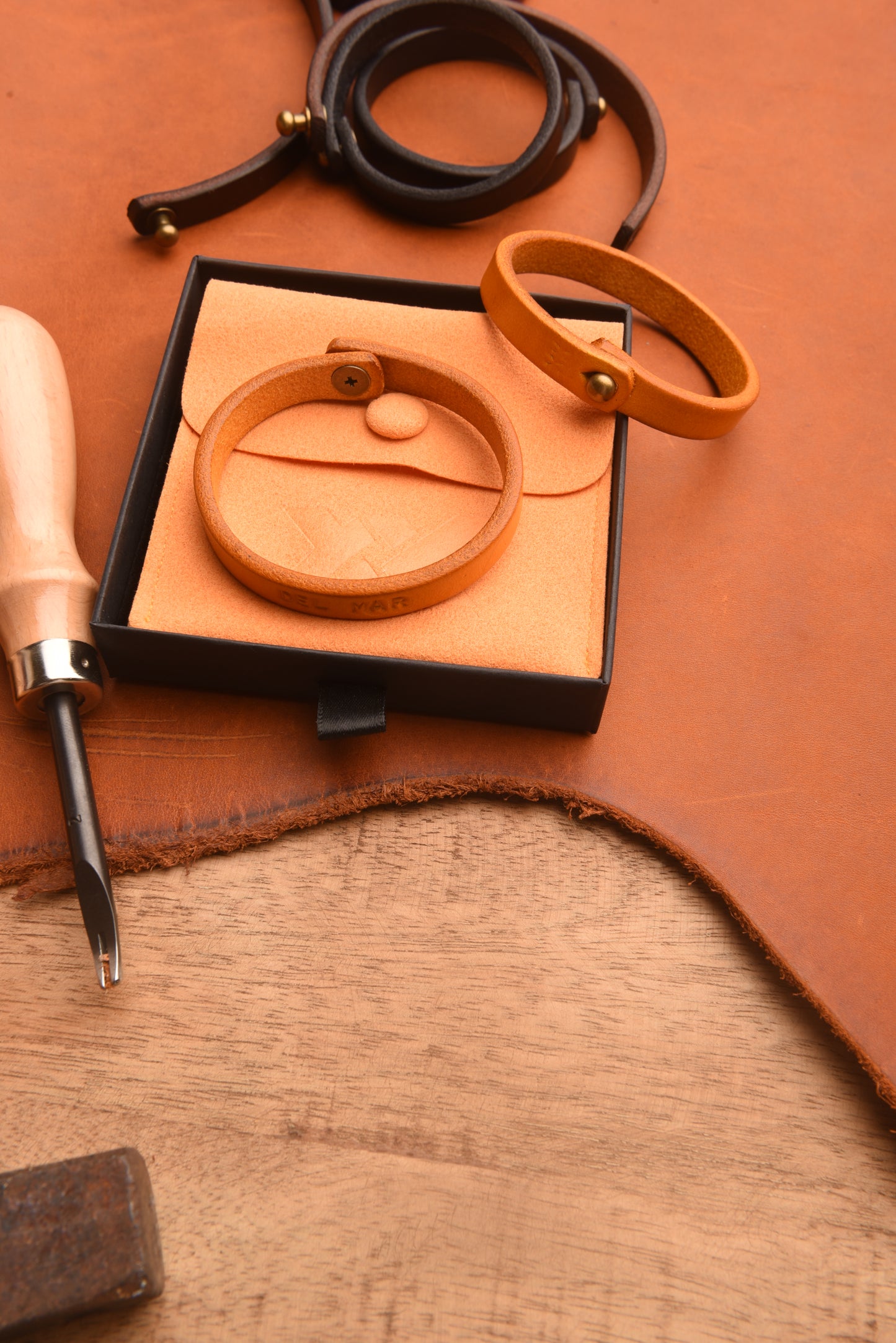 XX Brazalete Piel pulida Orange con broche  de bronce