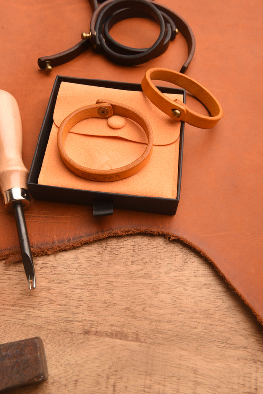 XX Brazalete Piel pulida Orange con broche  de bronce