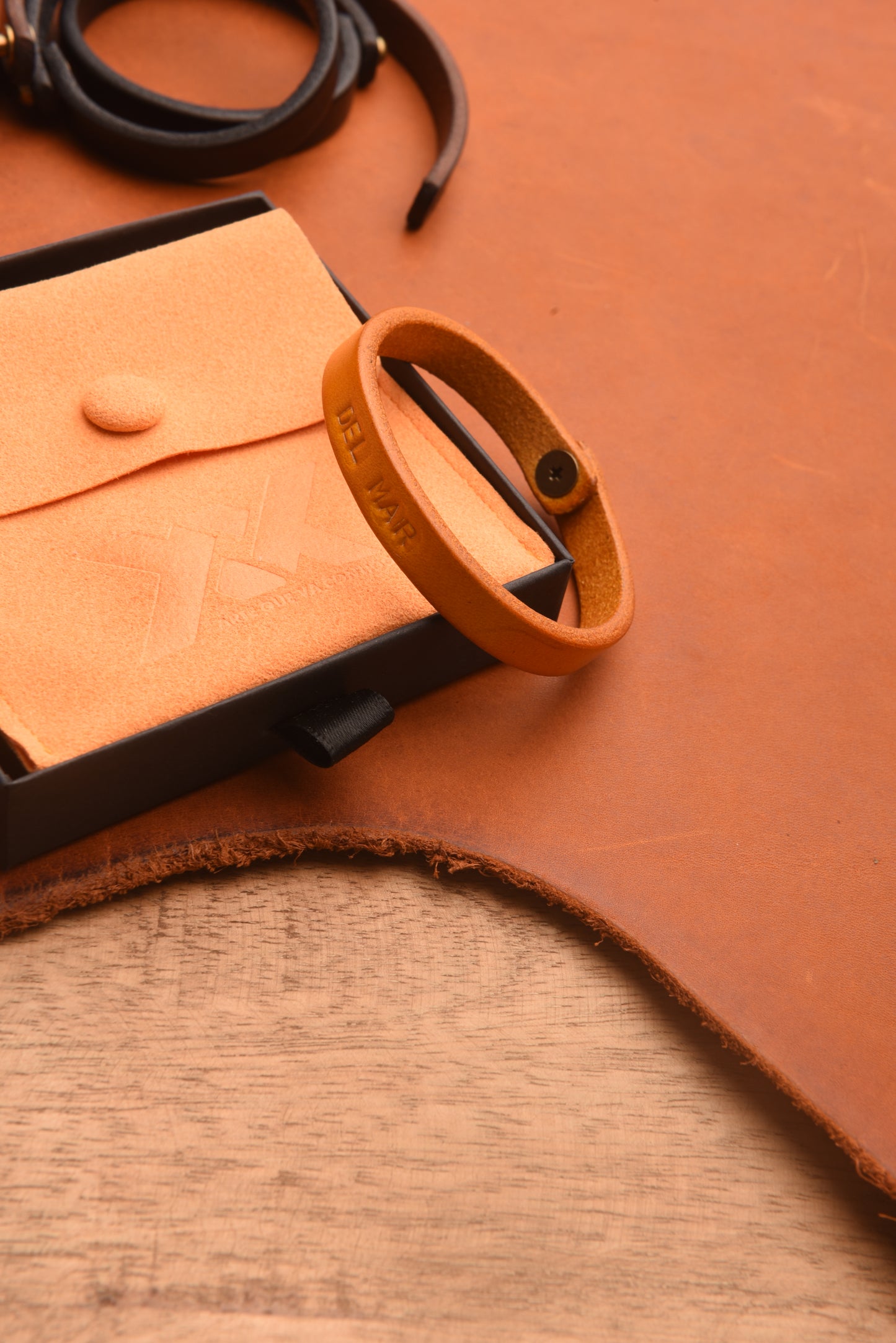 XX Brazalete Piel pulida Orange con broche  de bronce