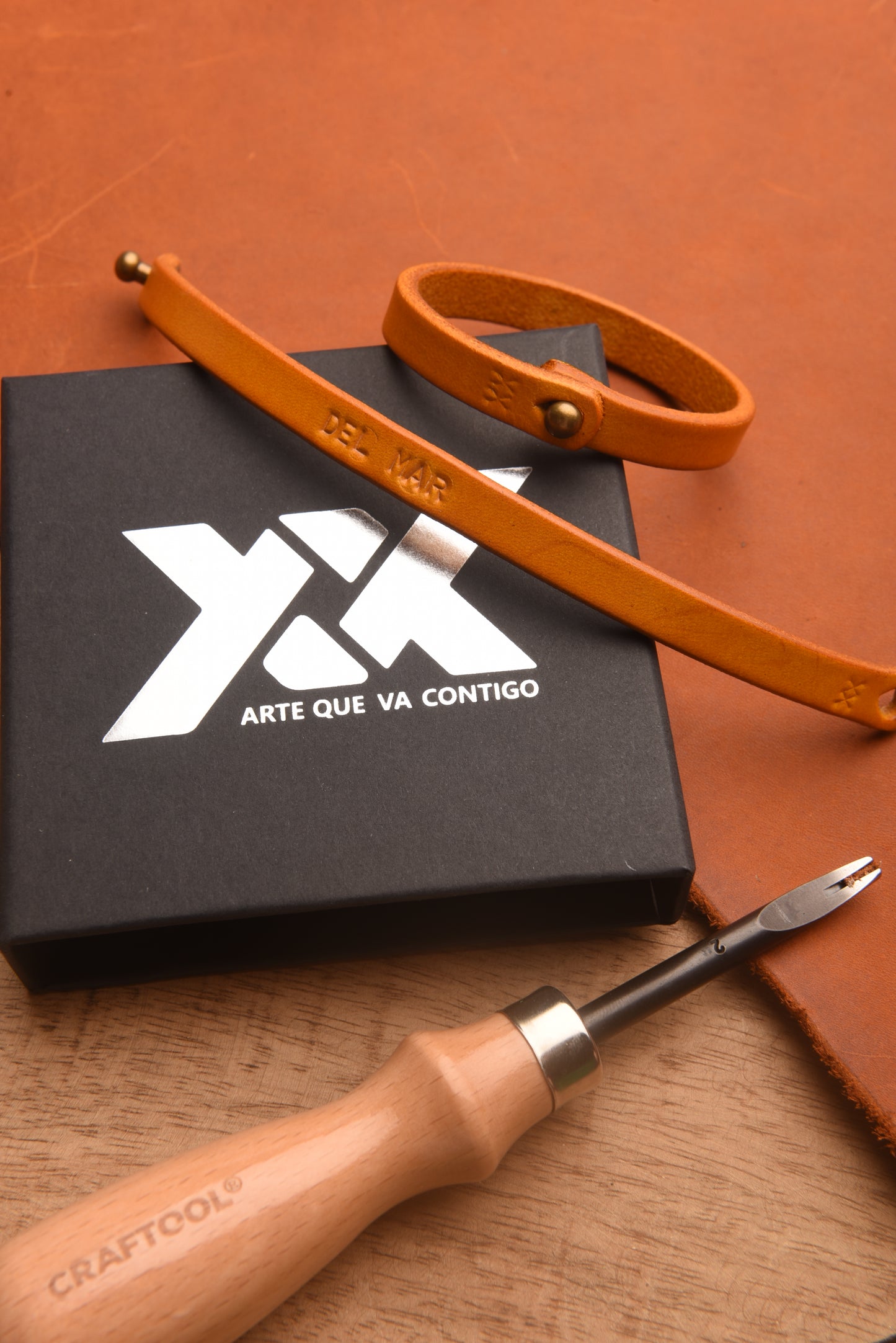 XX Brazalete Piel pulida Orange con broche  de bronce