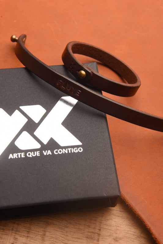 XX Brazalete Piel pulida marón con broche  de bronce