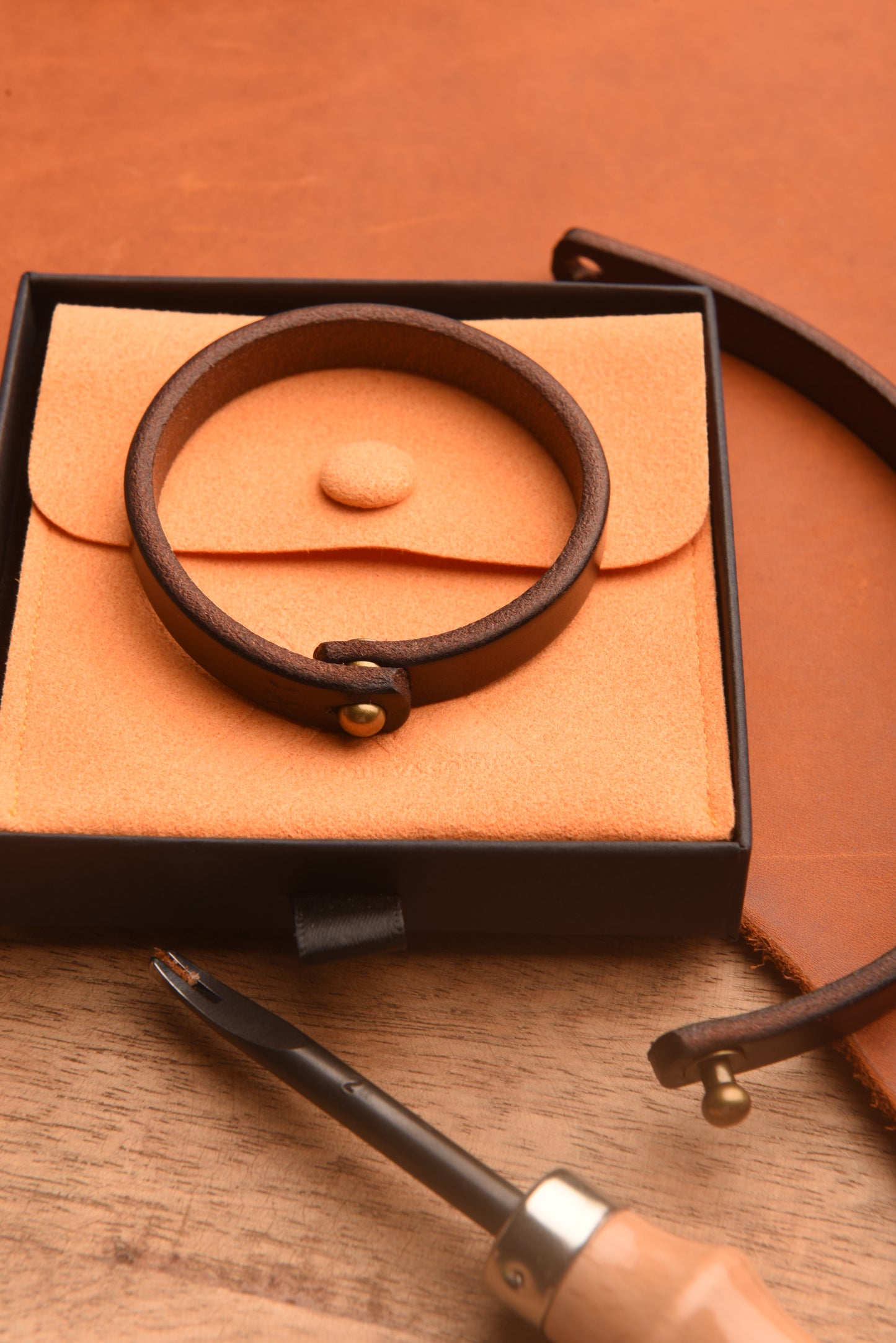 XX Brazalete Piel pulida marón con broche  de bronce