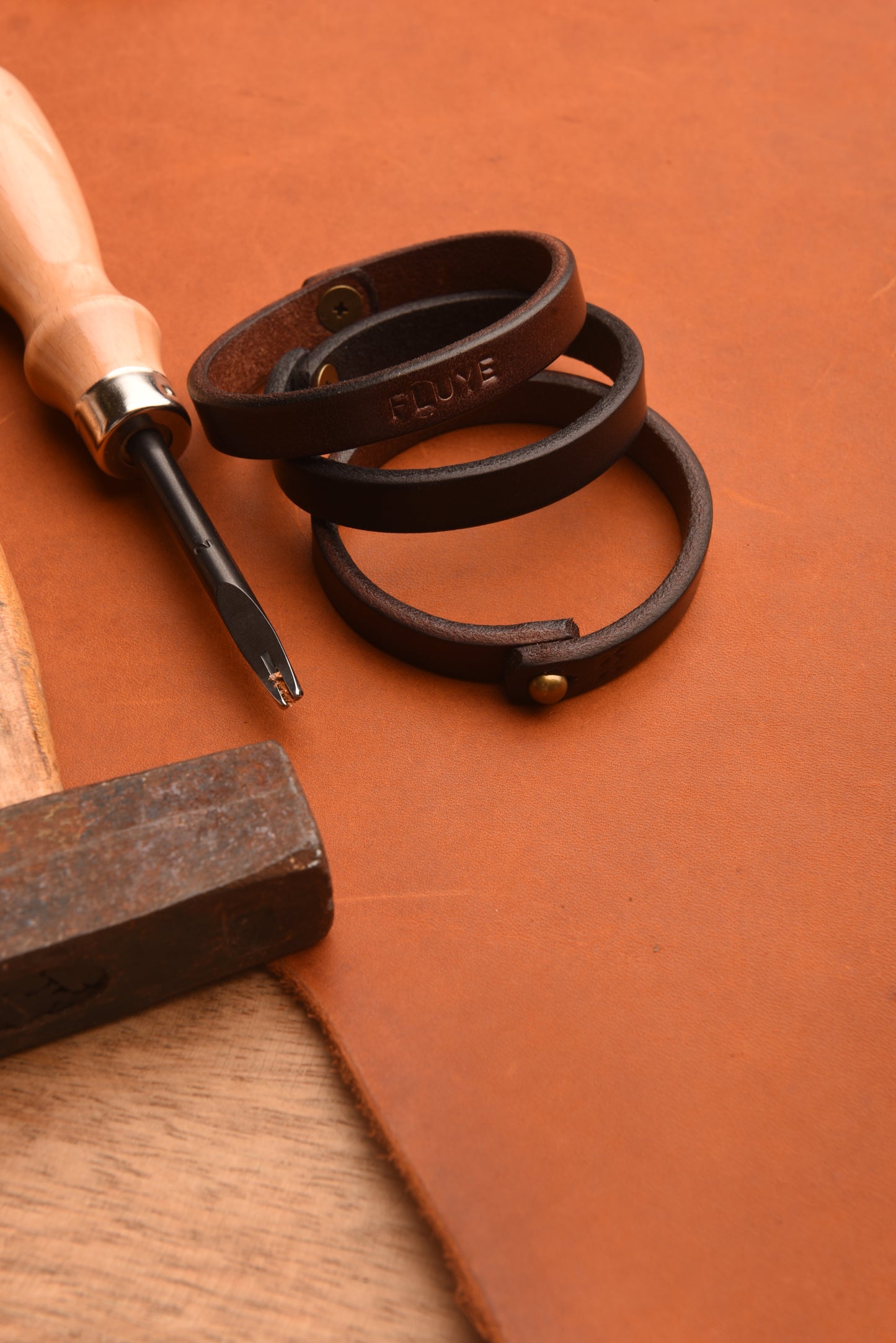 XX Brazalete Piel pulida negro con broche  de bronce