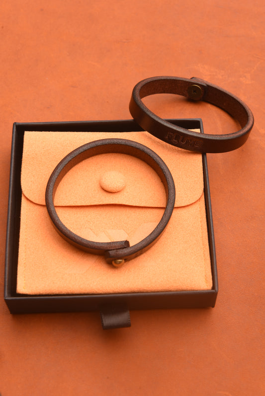 XX Brazalete Piel pulida negro con broche  de bronce